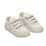Chaussure enfant rose, blanche et beige, bi-matière, avec trois velcros et semelle blanche.