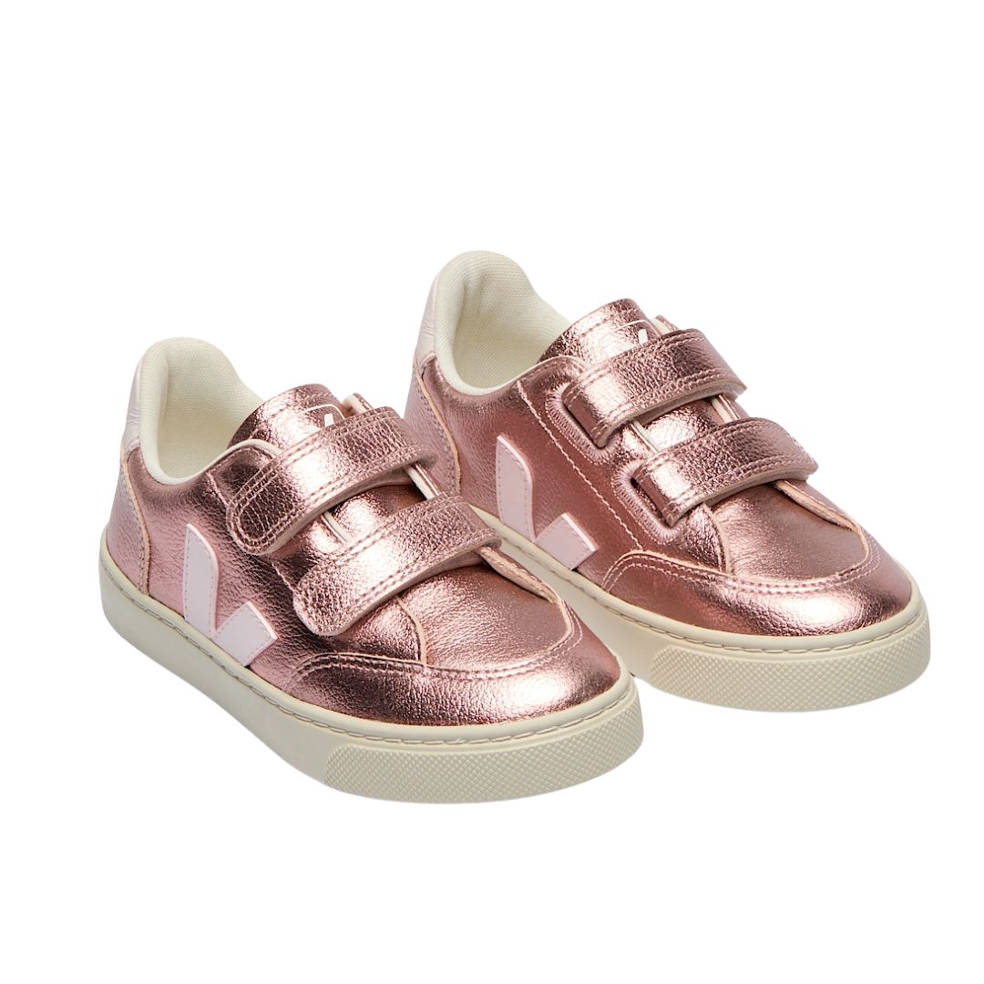 Chaussure enfant rose métallique, avec deux velcros et semelle blanche.