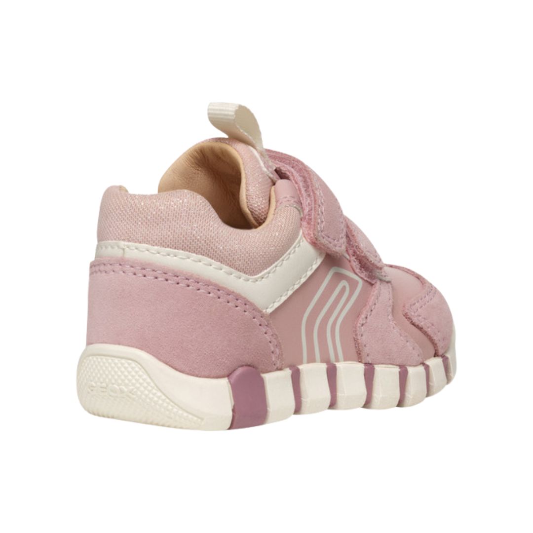 chaussure enfant en bi-matière rose et blanche, avec motifs rayures sur la semelle et fermeture à velcro.