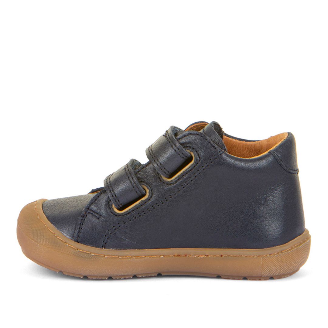 Soulier pour bébé avec deux velcros. Facile à mettre, confortable, parfait pour les premiers pas de vos enfants, en cuir marine.