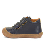 Soulier pour bébé avec deux velcros. Facile à mettre, confortable, parfait pour les premiers pas de vos enfants, en cuir marine.
