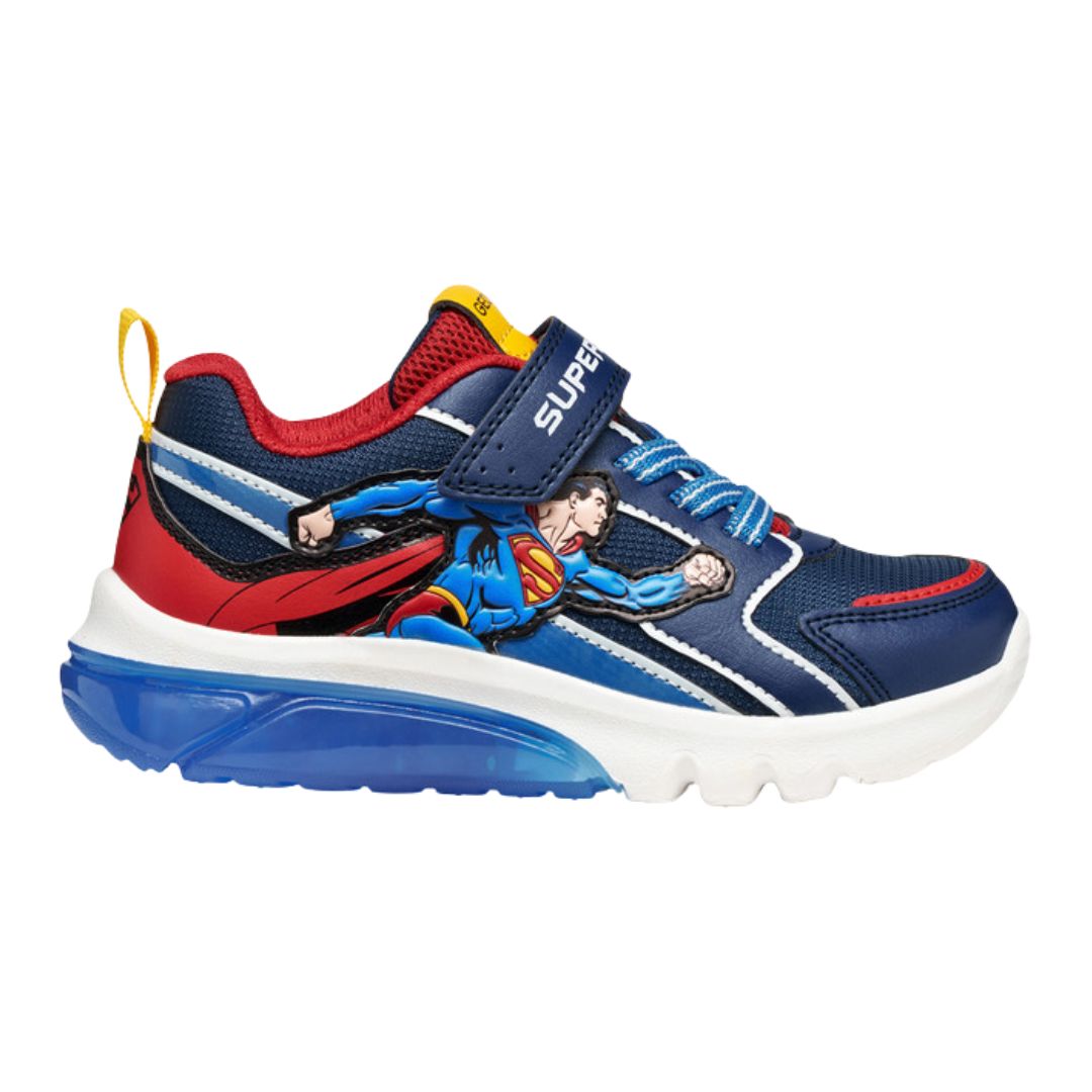 chaussure enfant colorée avec motif Superman, qui s’illumine à chaque pas.