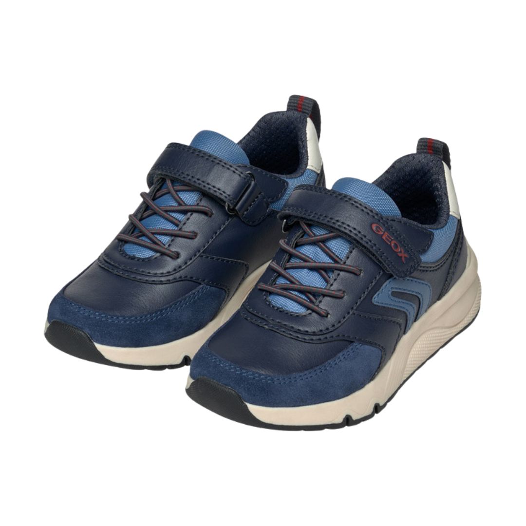 chaussure enfant bicolore noir et bleu, en bi-matière avec semelle blanche et fermeture à velcro.