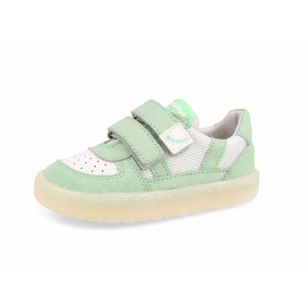 Chaussures confortables avec double sangles ajustables de couleur verte  et faciles à porter