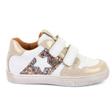 Souliers pour fille avec double velcro ajustables, idéal pour supporter le pied et facile à enfiler, de couleur doré et balnch avec motif brillant multicolore. 