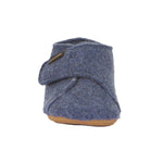 Chausson bébé Froddo en laine bleu foncé, avec une semelle souple antidérapante et un velcro pour un bon ajustement.