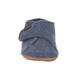Chausson bébé Froddo en laine bleu foncé, avec une semelle souple antidérapante et un velcro pour un bon ajustement.