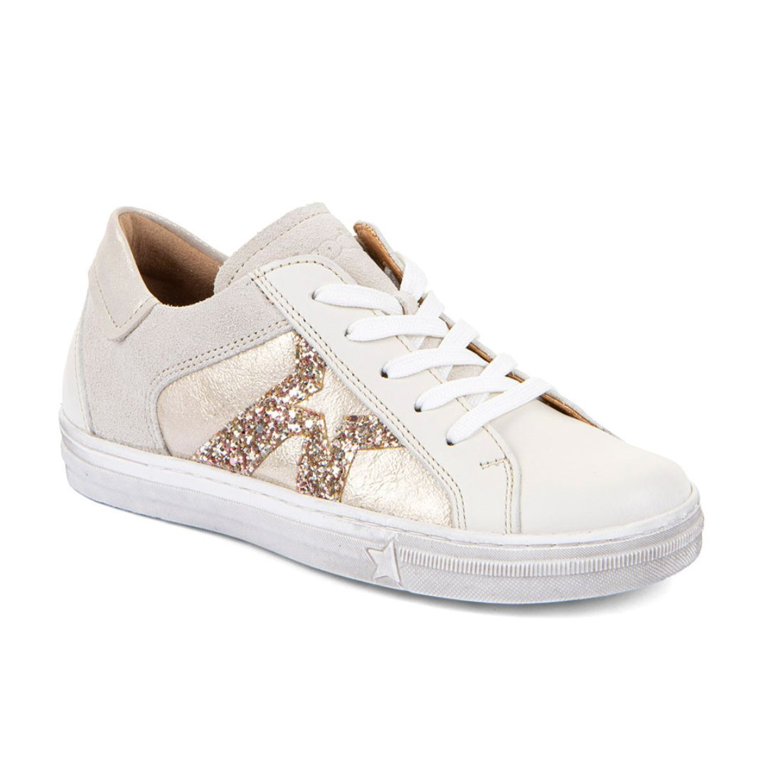 Souliers unisexes idéal pour les looks quotidien et l'école, souples et durables, résistants et avec soutien idéal. Motif brillant qui complémente le fond blanc et beige.