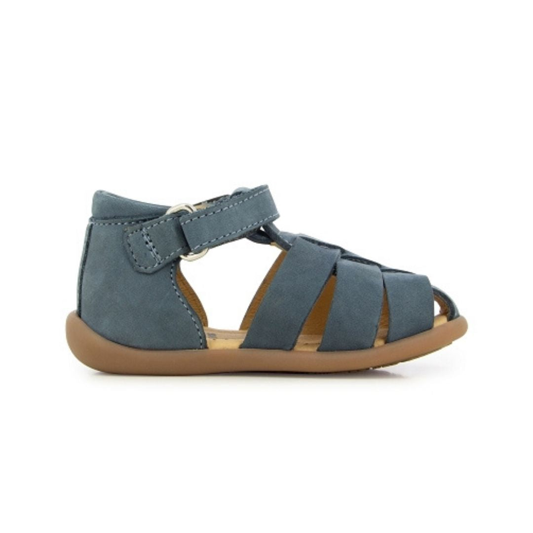 Sandale en cuir souple pour bébé dans un beau bleu gris avec attache velcro sous la boucle.