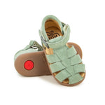 Sandale en cuir souple pour bébé dans un beau vert, avec attache velcro sous la boucle 