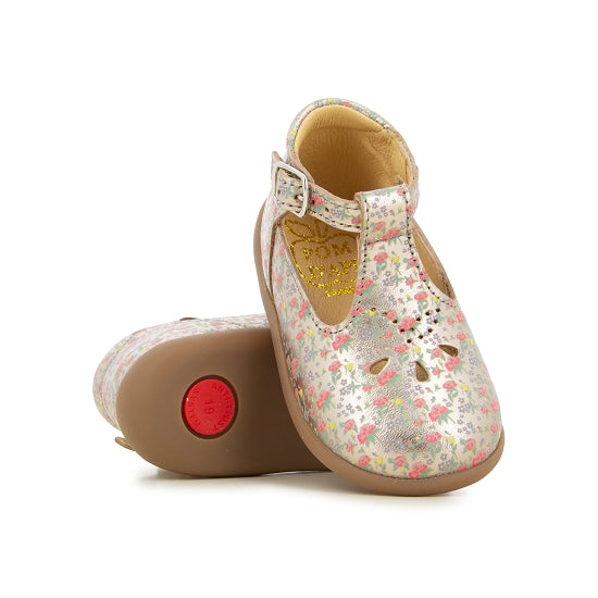 chaussure mi-ouvert de la marque Pom d'Api. toute en cuir dans une jolie couleur dorée avec des détails de fleurs. attache facile grâce à la boucle sur le côté