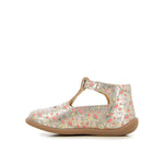 Petit soulier en cuir dorée avec des jolis motifs de fleurs. Souple et confortable.