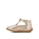 Petit soulier en cuir dorée avec des jolis motifs de fleurs. Souple et confortable.