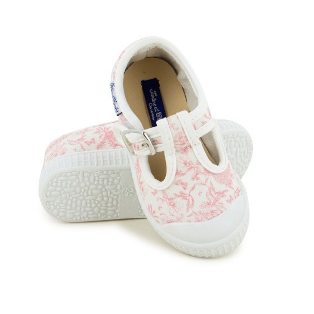 Chaussure en toile rose pour fille. Facile à enfiler grâce à la boucle