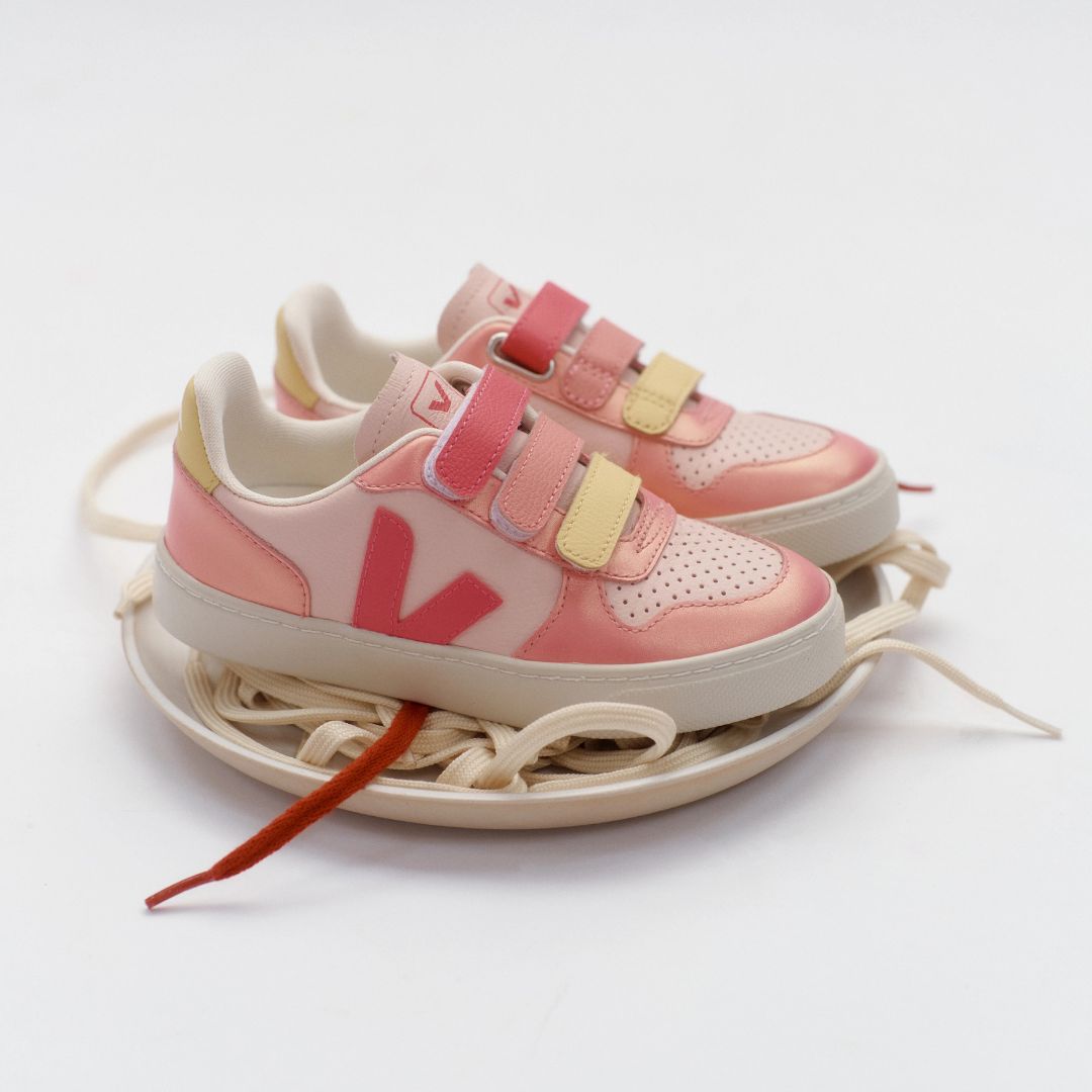 Senakers Veja kids rose et jaune  avec trois velcros, avec un V rose. 