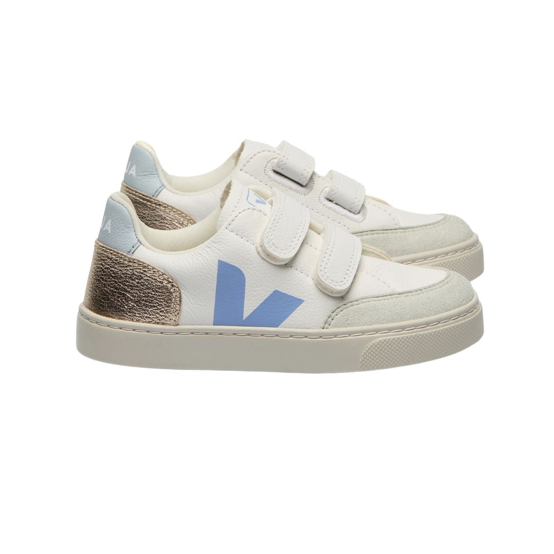 Sneakers Veja pour enfant blanc avec  V bleu bleu clair et touche dorée. 