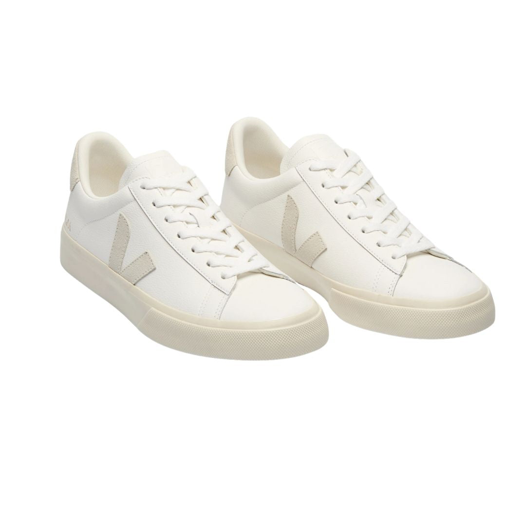 Sneakers Veja adulte, modèle Campo. Avec lacets, de couleur blanc et sable. 