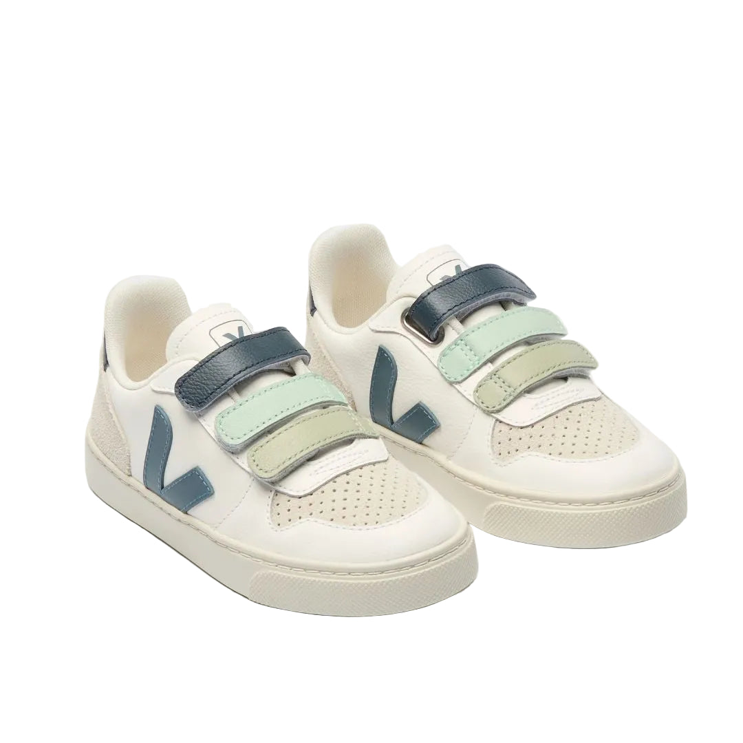 Paire de chaussure Veja blanche pour garçon avec trois velcros de couleurs différentes dans les tons bleu et vert. 