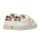 Sneakers Veja pour enfant blanc avec touche rose.
