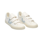 Chaussure Veja blanc avec V bleu clair, à trois velcro. 