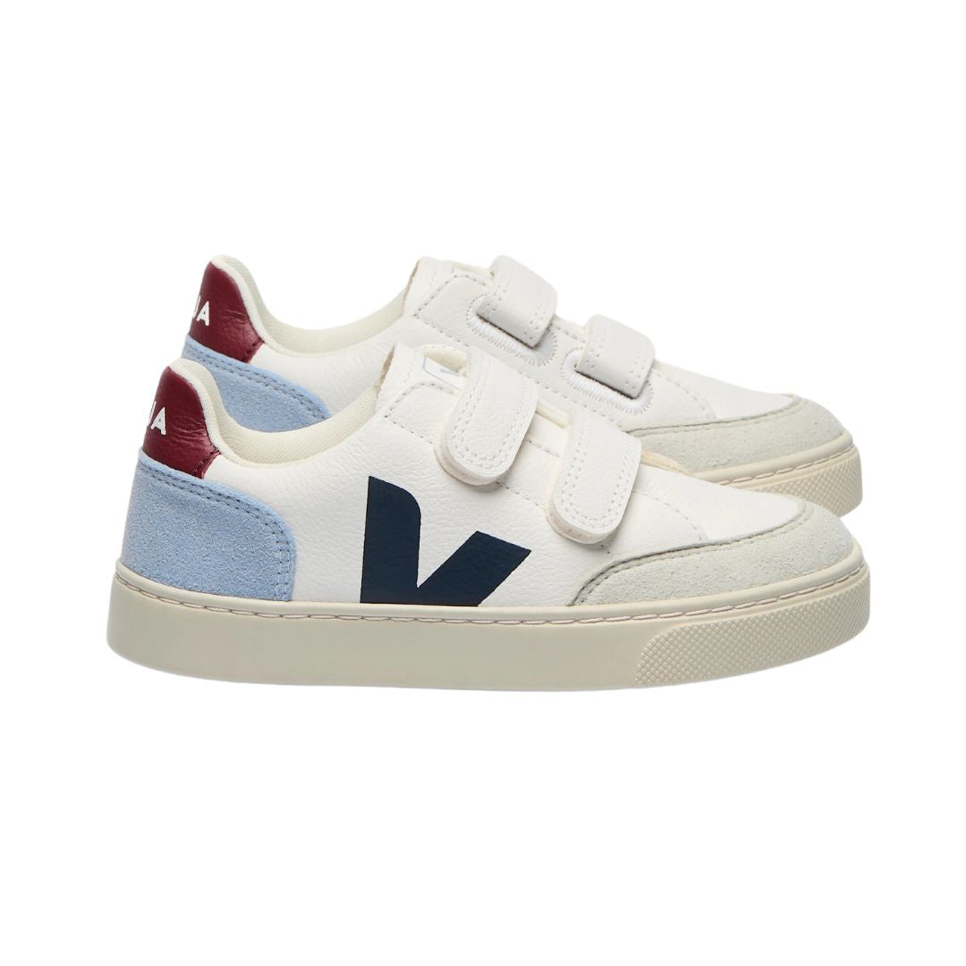 Sneakers VEJA pour enfant blanc avec V marine, bleu clair derrière.