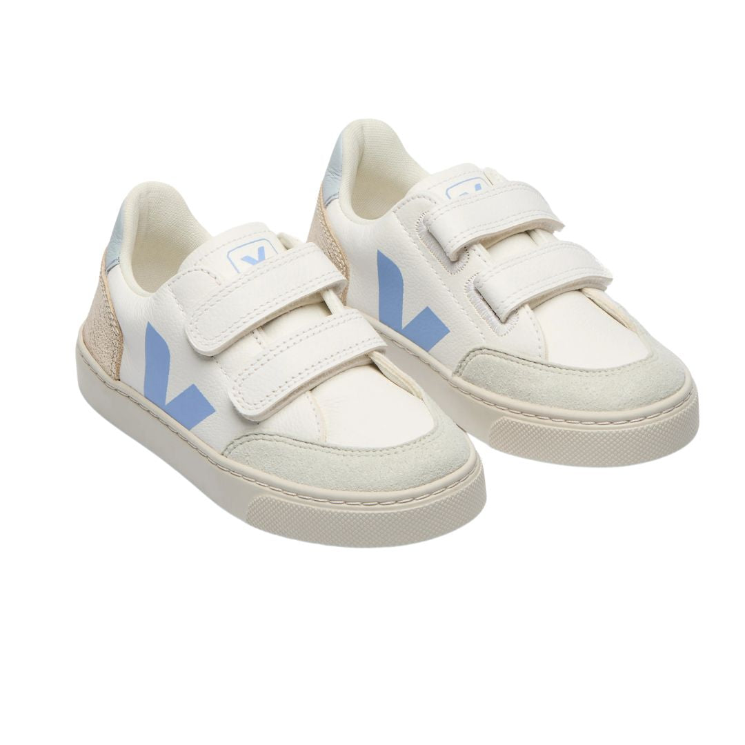 Sneakers Veja pour enfant blanc avec touche de bleu clair et dorée. 
