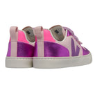 L'arrière de sneakers Veja mauve métallique. 