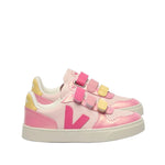 Chaussure VEJA pour fille rose et jaune, avec trois velcro de trois couleurs différentes, facile à mettre et à ajuster, confortable. 