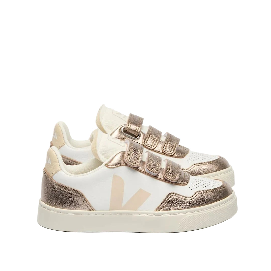 Sneakers Veja en cuir blanc et V rose clair sur le côté. Avec trois velcros bronze métalliques.