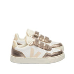 Sneakers Veja en cuir blanc et V rose clair sur le côté. Avec trois velcros bronze métalliques.