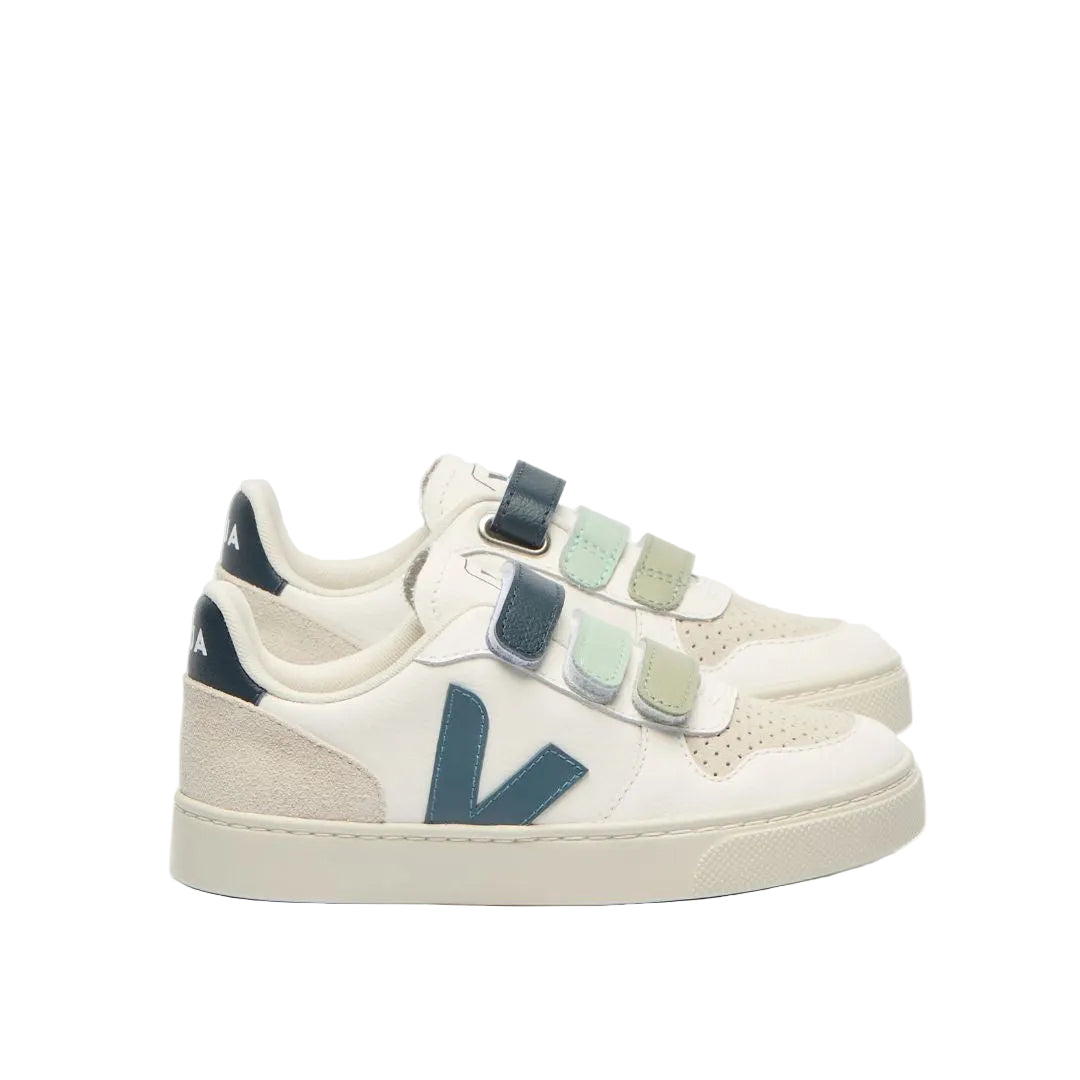 Sneakers Veja pour enfant avec trois velcros de trois bleus-verts. Faciles à mettre. 