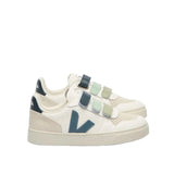 Sneakers Veja pour enfant avec trois velcros de trois bleus-verts. Faciles à mettre. 