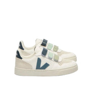 Sneakers Veja pour enfant avec trois velcros de trois bleus-verts. Faciles à mettre. 