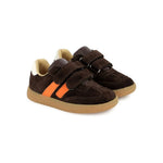Chaussure brune pour enfant  avec lignes orange sur le côté. Deu velcros pour ajuster. 