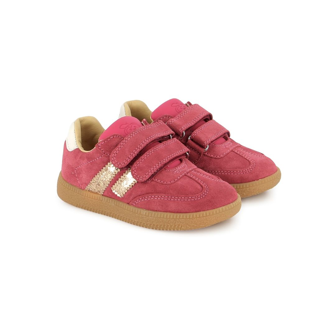 Chaussure pour en enfant, rose avec lignes dorées sur le côté, parfait pour tous les jours, avec deux velcros. 