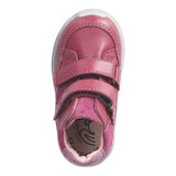 Bottine imperméable pour bébé et enfant de Ricosta. 100% cuir, dans un beau rose fuschia, avec deux velcros.