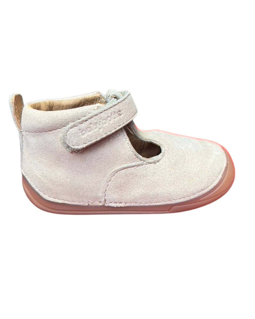 Chaussure souple pour bébé fille dans un rose pâle d et velcro ajustable idéal pour bébé qui se met de bout. 