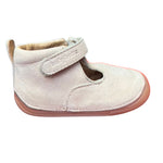Chaussure souple pour bébé fille dans un rose pâle d et velcro ajustable idéal pour bébé qui se met de bout. 