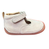 Chaussure souple pour bébé fille dans un rose pâle d et velcro ajustable idéal pour bébé qui se met de bout. 