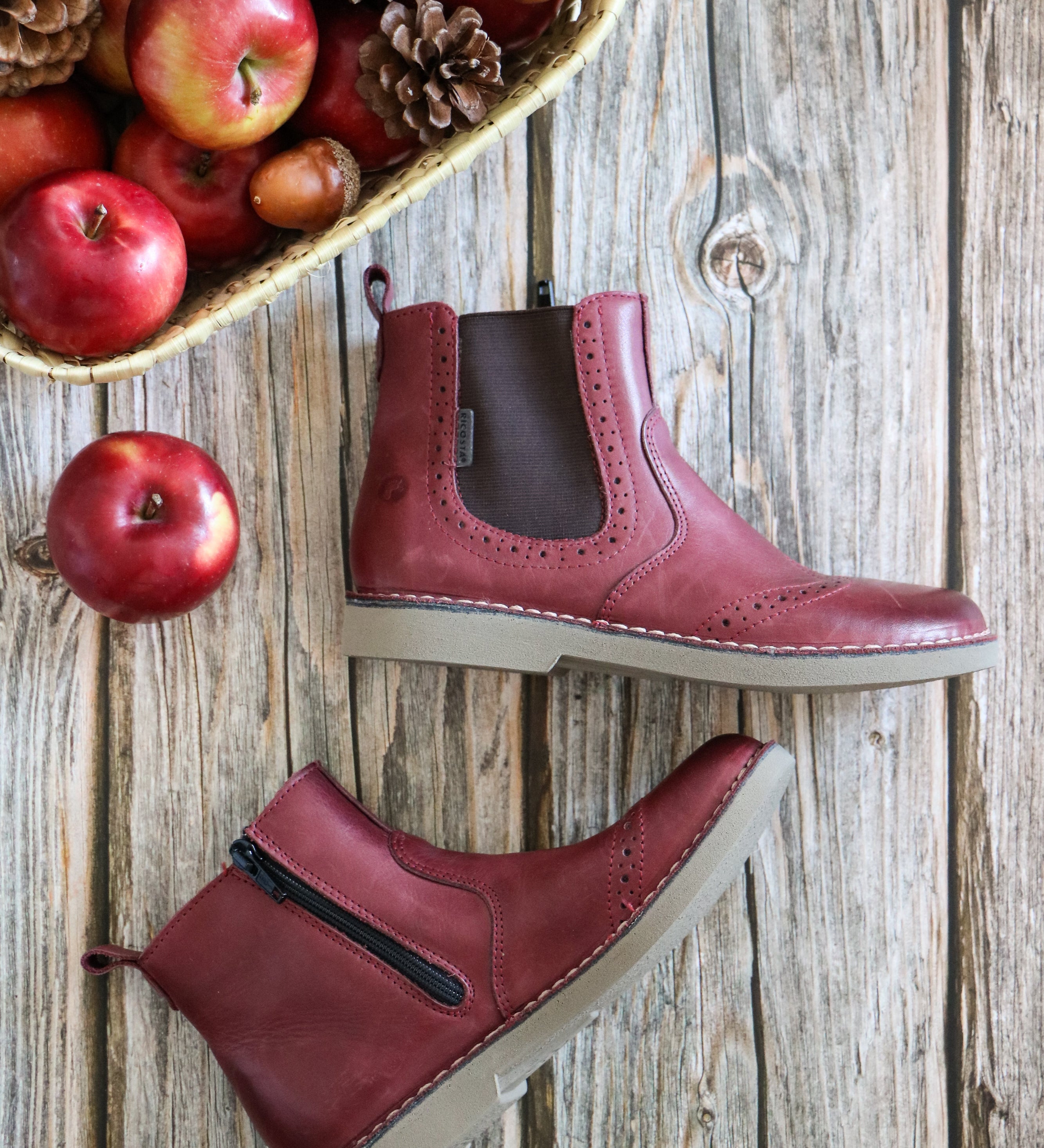 Bottine en cuir type chelsea boots couleur bourgogne avec zip, avec décor de pommes. 