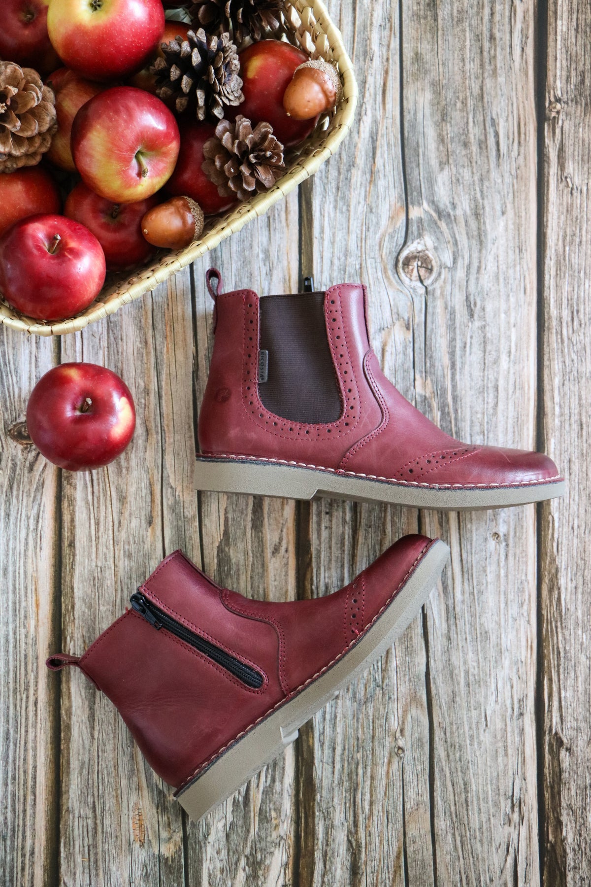 Bottine en cuir type chelsea boots couleur bourgogne avec zip, avec décor de pommes. 