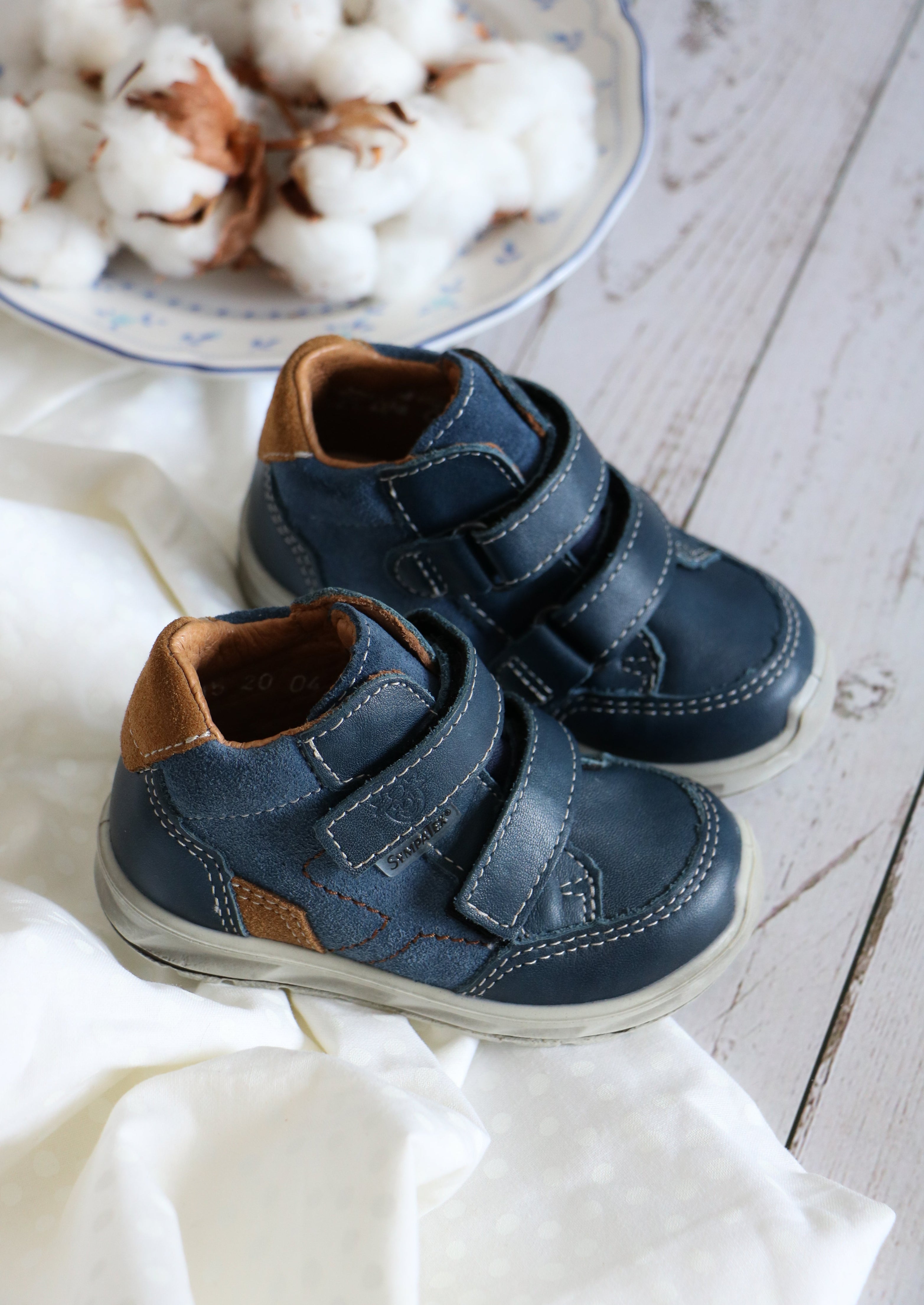 Des bottines pour bébé marine avec velcro, imperméable. 