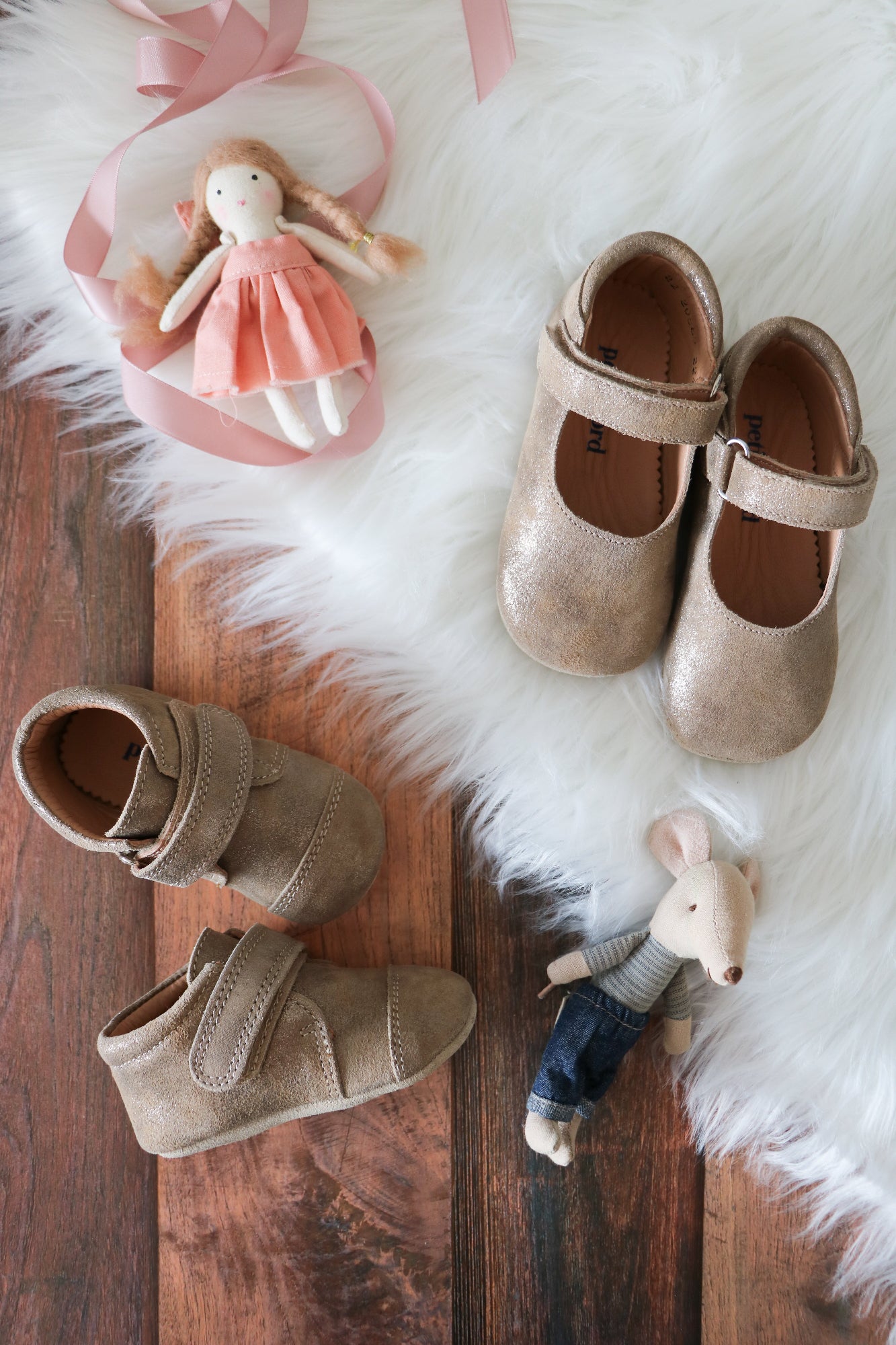 Chaussons pour bébé couleur dorée avec velcro 