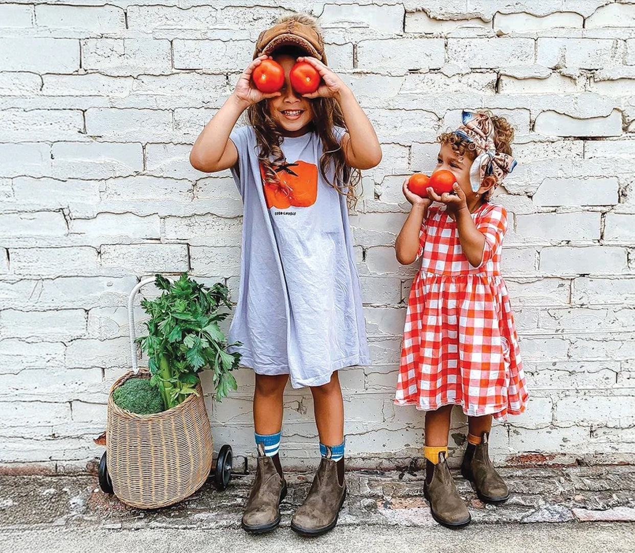 Deux enfants devant un mur blanc portent des bottines Blundstone rustic brown