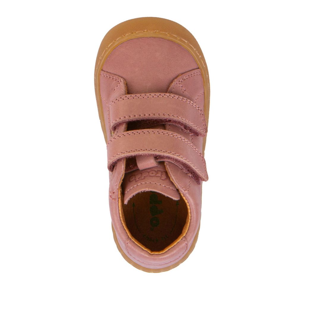 Soulier pour les premiers pas de vos enfants, en cuir rose avec deux velcros. 