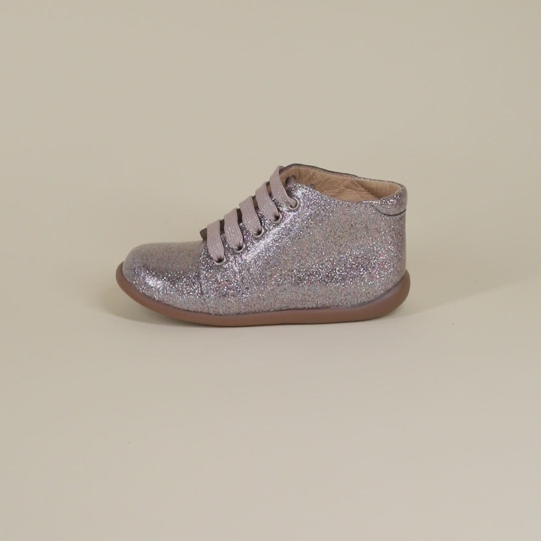 Chaussures pour enfant légère et flexible à lacet dans les tons argent avec glitter