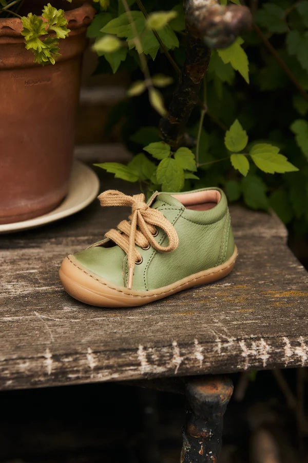 Chaussure premiers pas pour bébé et enfant à lacet, de couleur vert clair